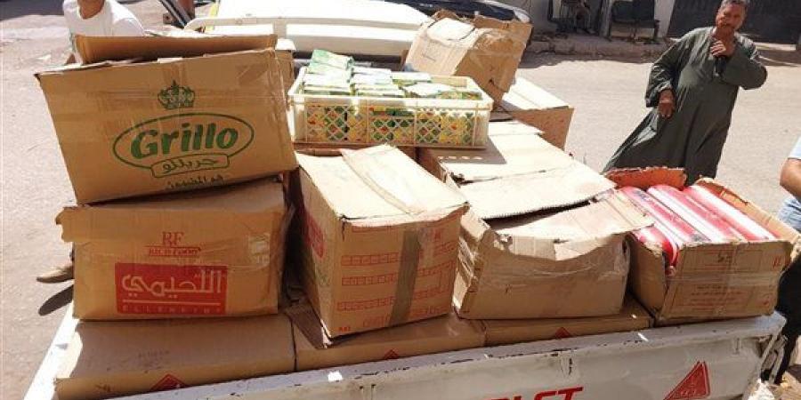 "تموين قنا وسلامة الغذاء" يضبطان 775 كيلو لانشون و114 علبة جبن شيدر بنجع حمادي