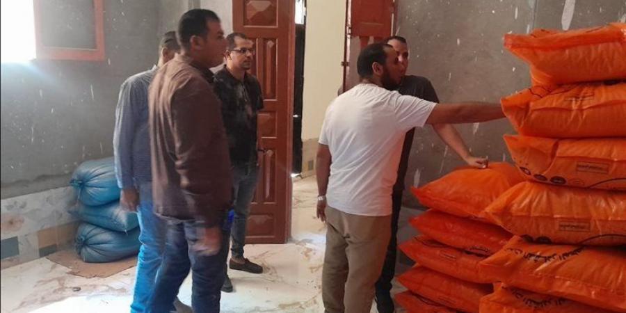 ضبط مخزن مواد غذائية غير مرخص وتحرير 649 محضرًا للمخابز والأسواق خلال حملة تموينية بأسيوط