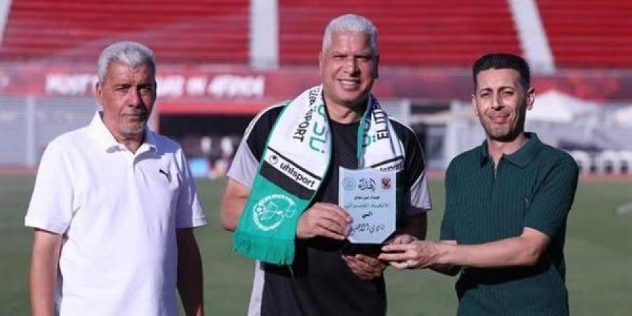 الاتحاد المصراتي يهدي وائل جمعة مدير الكرة بالأهلي درع وعلم النادي
