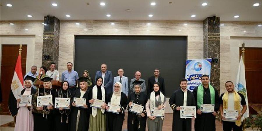 رئيس شركة مياه الشرب والصرف بمحافظات القناة يكرِّم أبناء العاملين المتفوقين دراسيًا