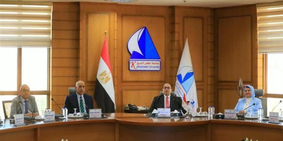 جامعة كفر الشيخ تناقش خطط تطوير البرامج الأكاديمية والبحث العلمي (صور)