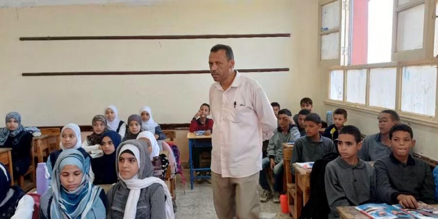 مدير "تعليم أبو تشت" بقنا يوجه التلاميذ بالحفاظ على الممتلكات العامة (صور)