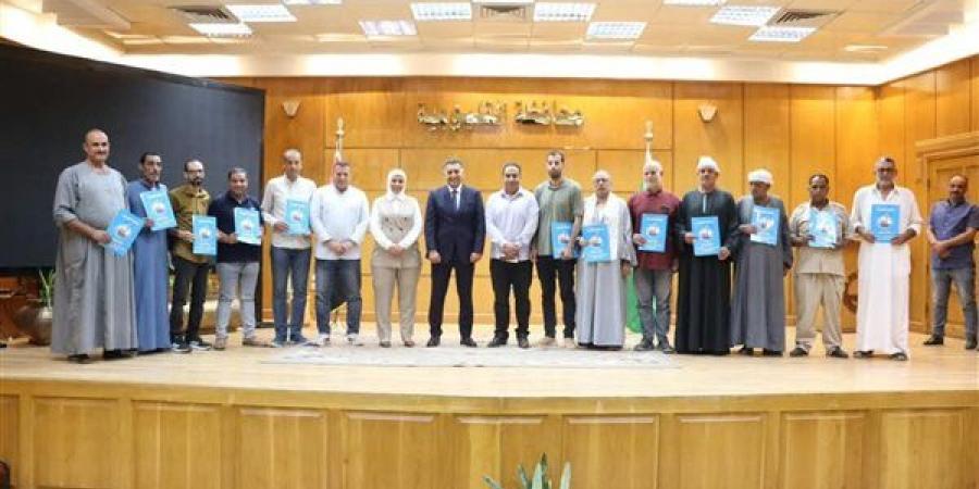 محافظ القليوبية يسلم 12 عقد تقنين ويعلن إنجاز 99% من الملفات