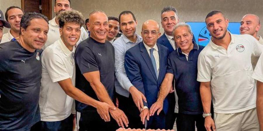 شاهد، كيف احتفل سفير مصر بفوز منتخب الفراعنة بخماسية على جنوب السودان