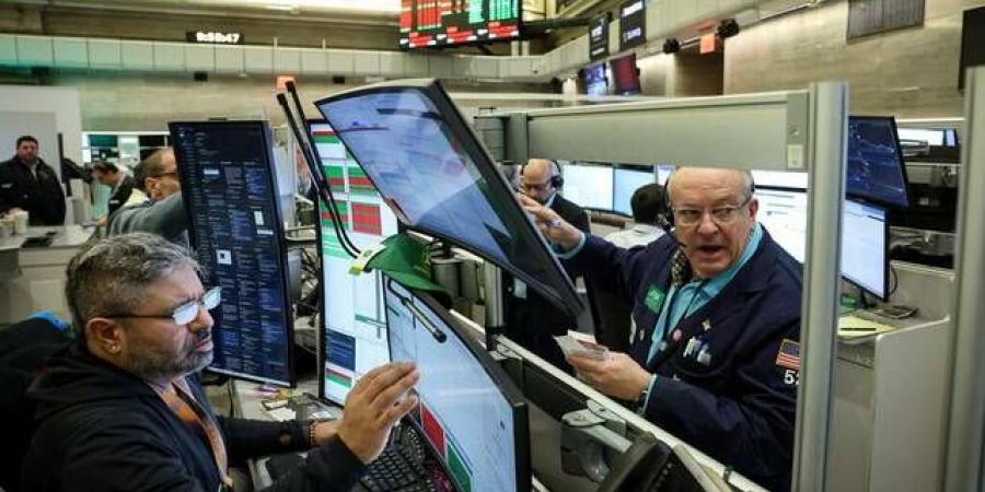 موجة بيع السندات تدفع المستثمرين لإعادة موازنة محافظهم بنهاية الربع
