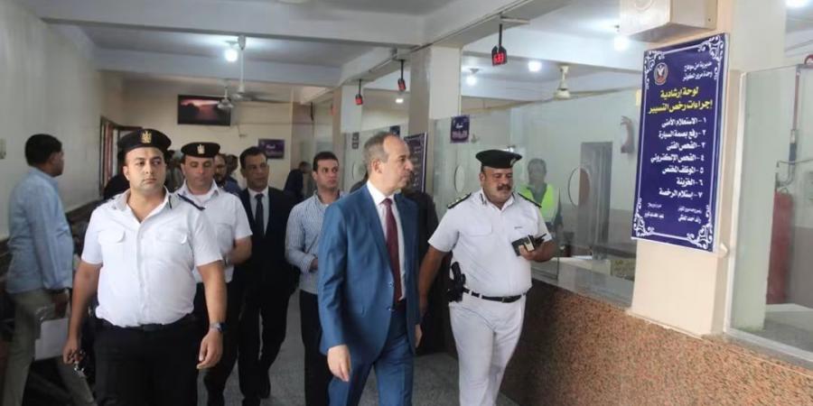 مدير أمن سوهاج يتفقد تطبيق «الشباك الواحد» بالمرور