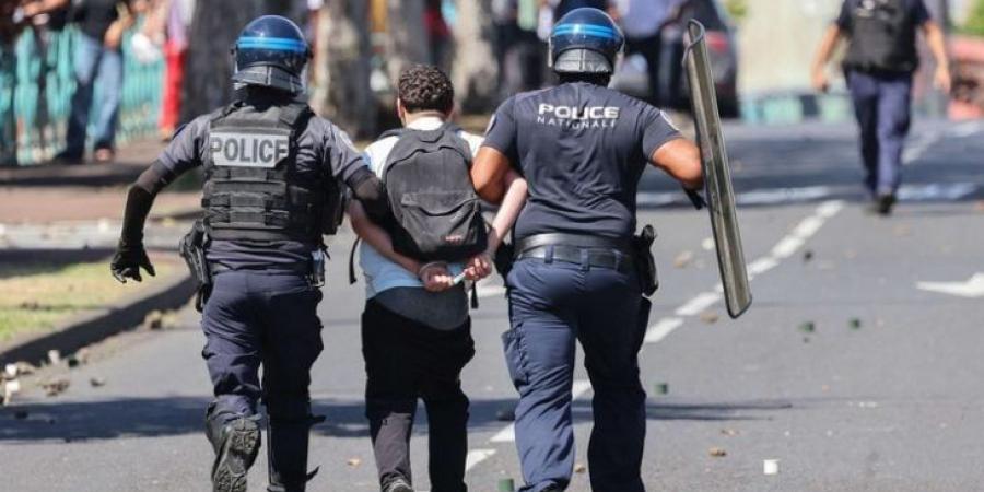 حركة احتجاج طلاب الثانويات في فرنسا تتسع وسط أعمال تخريب واشتباكات عنيفة بين الشرطة ومتظاهرين