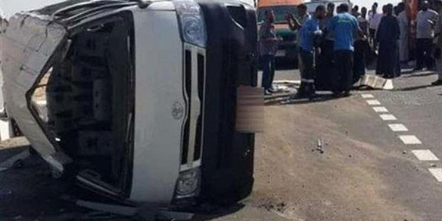 إصابة 9 أشخاص في انقلاب ميكروباص أعلى الطريق بـ15 مايو