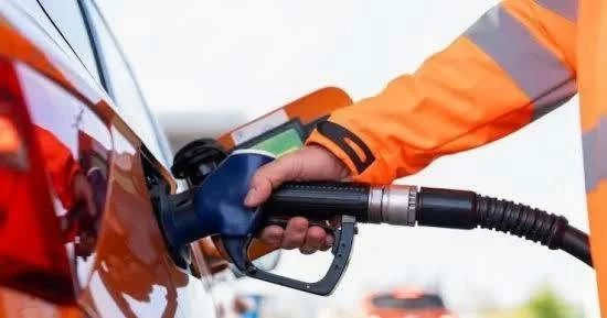 يبدأ تطبيقه بعد ساعات.. الحكومة تعلن نظام جديد لتموين السيارات بالوقود