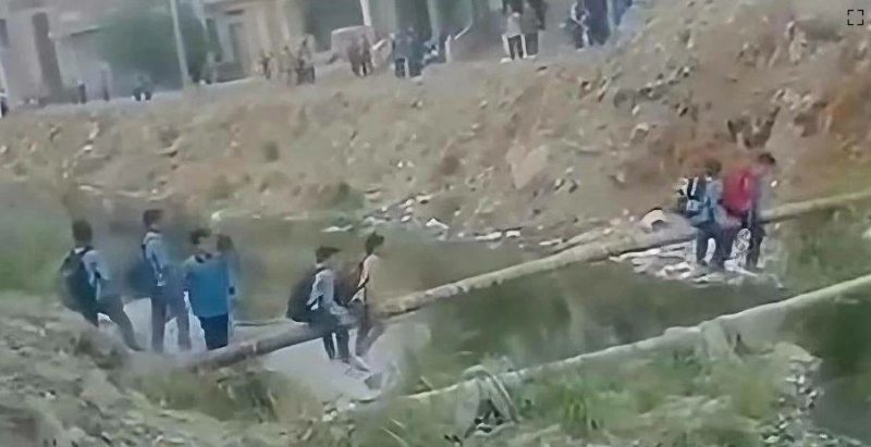 تحرك من الحكومة بعد مقطع زحف تلاميذ فوق ماسورة لعبور مصرف في البحيرة (فيديو)