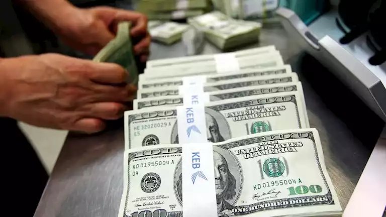 سعر الدولار يواصل الارتفاع عالميًا ومحليًا للأسبوع الرابع على التوالي