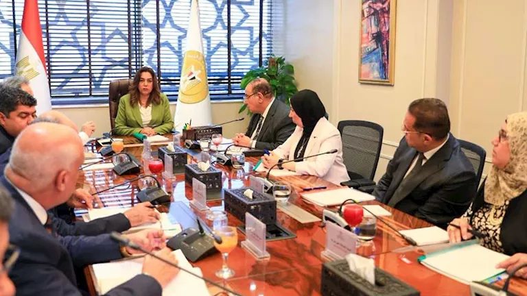 منال عوض: دعم مشروعات التكيف والطاقة الشمسية والصناعة الخضراء