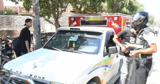 محافظ الفيوم يوجه بسحب رخصة سيارة أجرة لقيام سائقها بتعريض حياة الأطفال للخطر