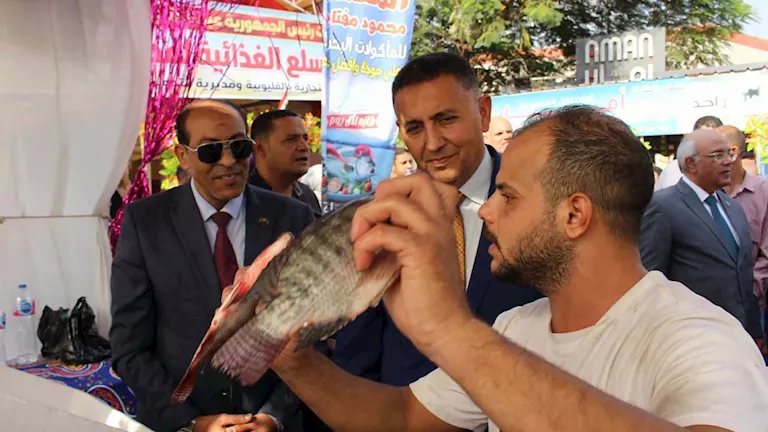 محافظ القليوبية يفتتح معرضًا لتوفير السلع الغذائية بأسعار مخفضة فى الخانكة -صور