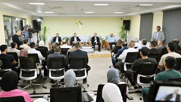 رئيس الوزراء يكشف سبب سفر بعض أفراد التمريض للعمل في الخارج