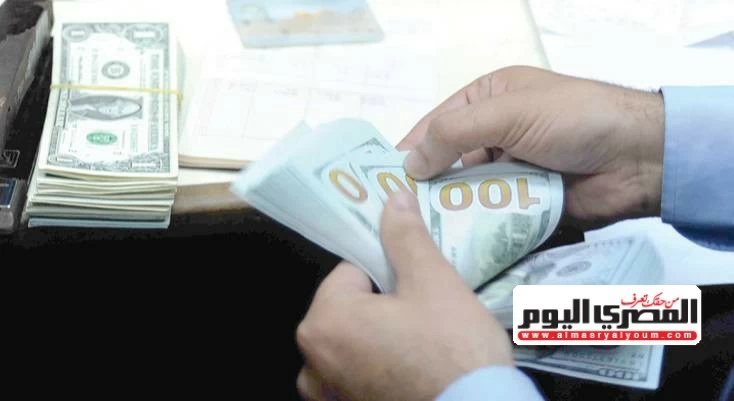 الدولار يواصل ارتفاعه ويتجاوز ٥٥ جنيهًا