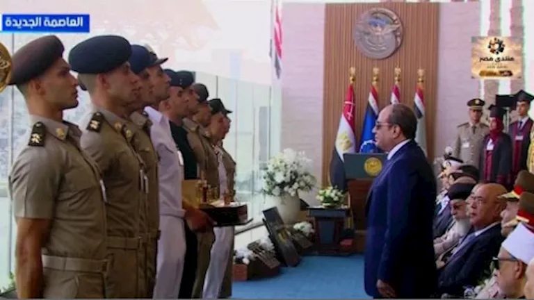 أوائل الخريجين يقدمون درع الأكاديمية والكليات العسكرية للرئيس السيسي