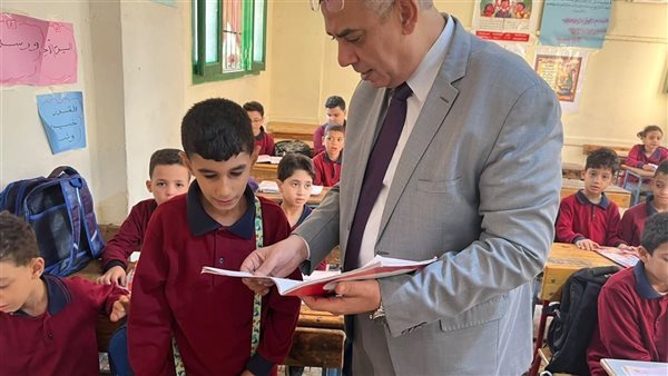 وكيل التعليم بالقليوبية يتابع انتظام الدراسة بمدرسة إتريب الجديدة الابتدائية