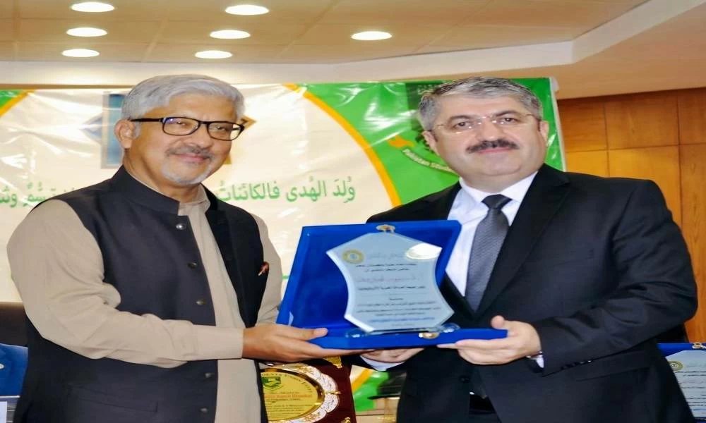 السفير الباكستاني بالقاهرة يكرّم الدكتور سيمور نصيروف تقديرا لجهوده في خدمة الطلاب الباكستانيين