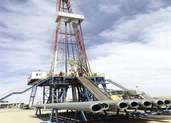 وقود محبوس في الصخور.. مصر تخطط لحفر آبار بترول جديدة في الصحراء الغربية