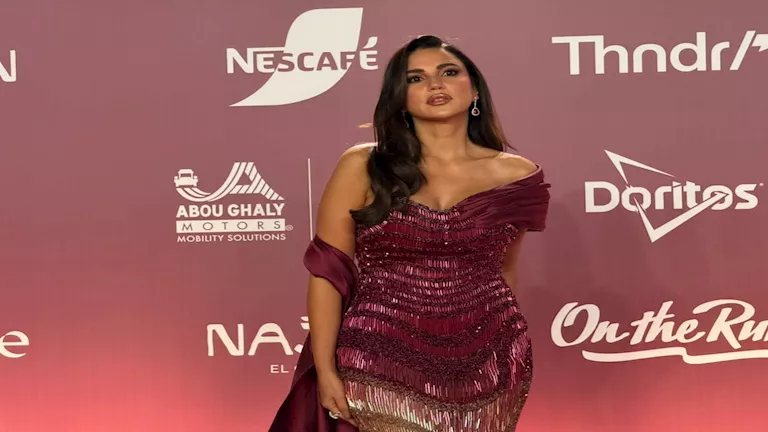 درة تخطف الأنظار بفستان شفاف في مهرجان الجونة السينمائي