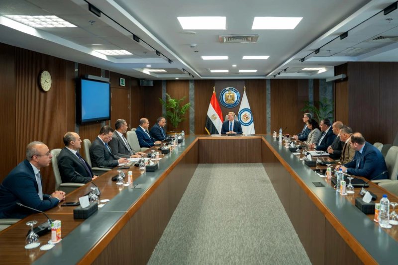 وزير البترول يتابع خطط زيادة الإنتاج وتأمين إمدادات السوق المحلي مع قيادات الهيئة