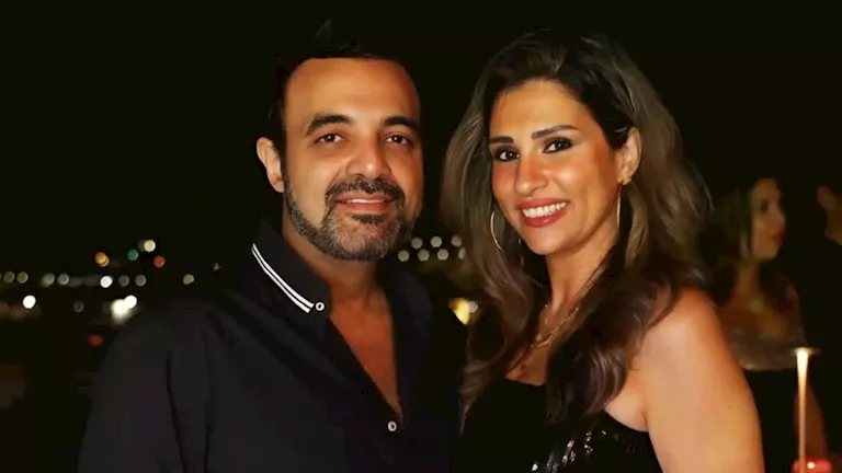 بالفيديو.. عمرو محمود ياسين وزوجته آيات أباظة يحتفلان بخطوبة ابنتهما عالية