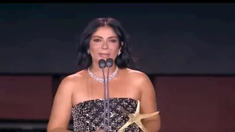 أول تعليق من أحمد حلمي بعد تكريم منى زكي بجائزة الإنجاز الإبداعي بمهرجان الجونة