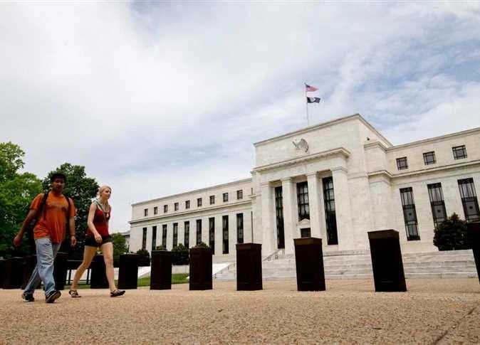 الفيدرالي الأمريكي يثبت الفائدة عند 4%.. وعضوان يطالبان برفعها
