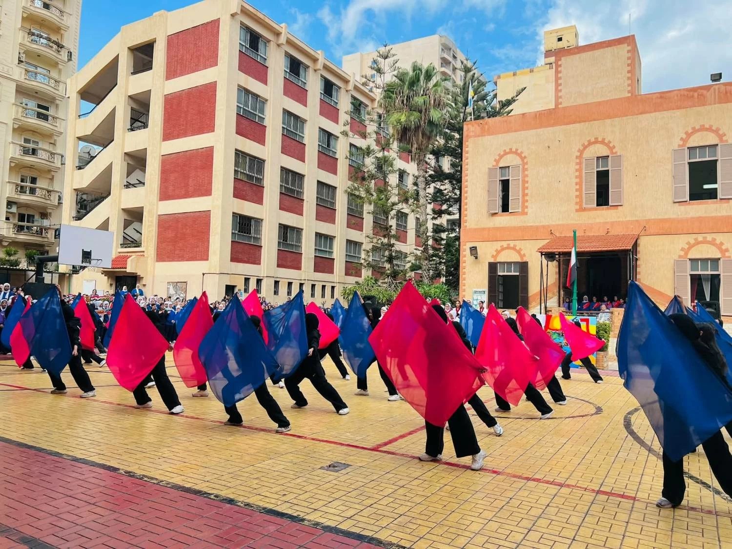 عروض أكروبات في احتفالية نصر أكتوبر بمدرسة طه حسين الثانوية في الإسكندرية (صور)