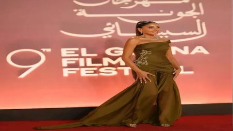 دينا الشربيني بفستان جذاب في الجونة يتخطى 400 ألف جنيه