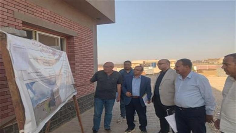 مسؤول الإسكان يتفقد مشروعات مياه الشرب والصرف الصحي بحدائق العاشر
