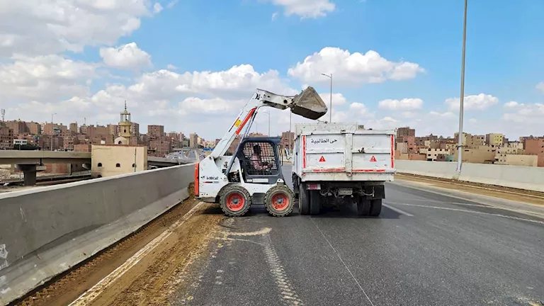 حملات نظافة بالجيزة.. رفع المخلفات من 4 مناطق وتحسين الإنارة