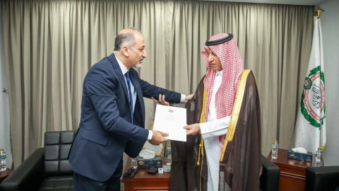 رئيس البرلمان العربي يتسلم رسالة تهنئة من الرئيس الفلسطيني