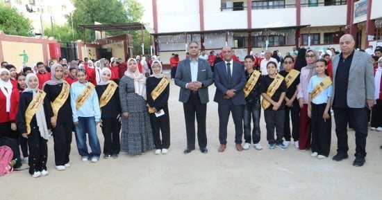 مدير تعليم الوادي الجديد يتفقد مدرسة الشهداء احتفالا باليوم العالمي للصحة النفسية