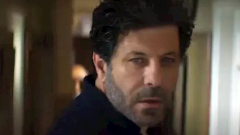 صور..طرح إعلان فيلم "ممسوس" استعدادا لعرضه بالسينمات