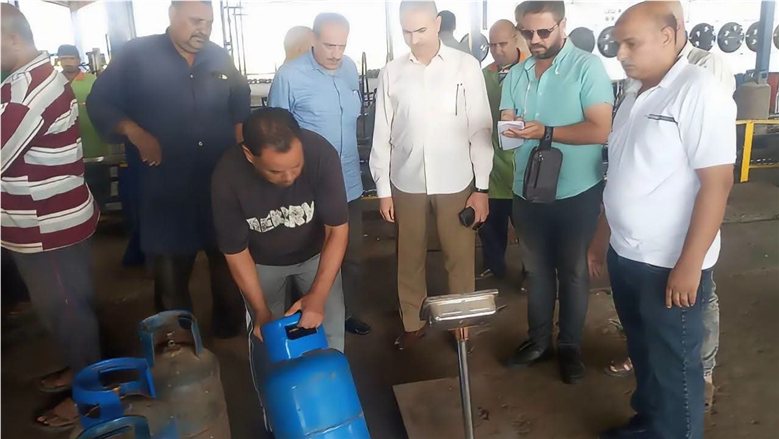 "التموين" تراجع الأوزان والصيانة والأسعار بمحطتي "شارفيل" و"بترولاند 2000"