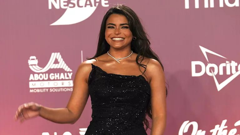10 صور - بـ قُبلة للكاميرات أسماء جلال تخطف الأنظار في حفل افتتاح الجونة السينمائي