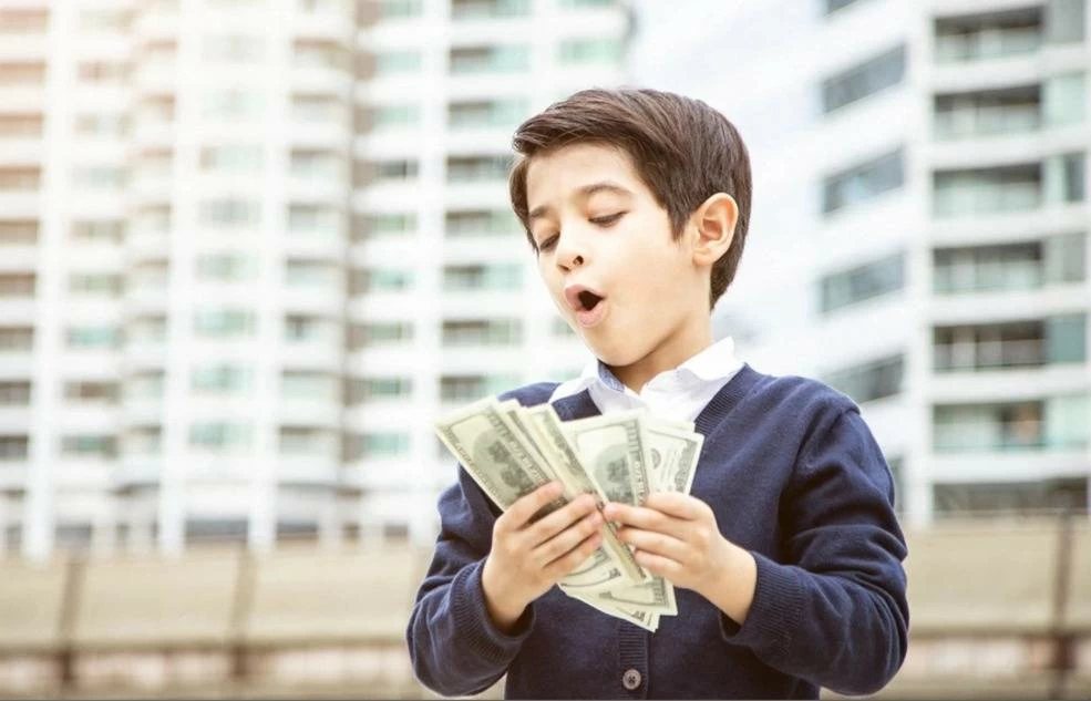 إيلون ماسك يتعهد بتوزيع 10 مليار دولار على الأطفال