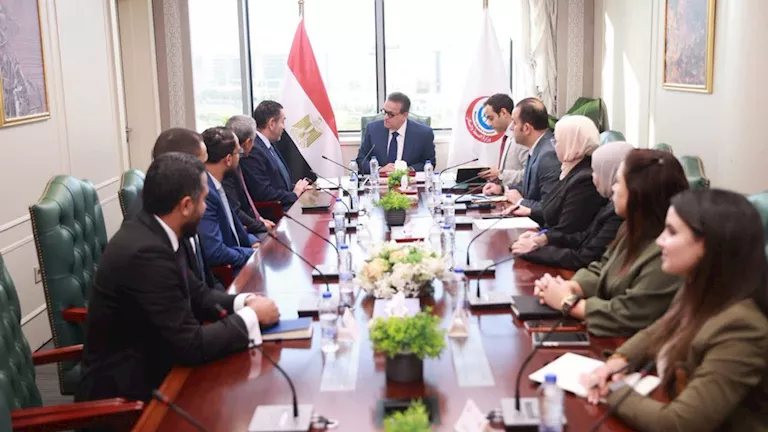 وزير الصحة يبحث مع ميدترونيك تعزيز التعاون في الجراحات الروبوتية