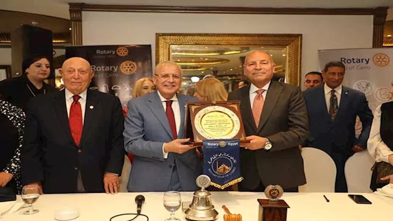 محافظ القاهرة يستعرض مشروعات الإسكان وتطوير البنية التحتية بالعاصمة - صور