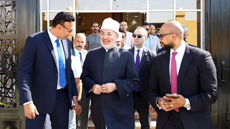 المفتي يؤدي صلاة الجمعة بالسويس ويتفقد فرع الدار بالمحافظة استعدادًا لافتتاحه