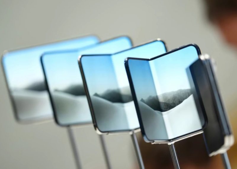 مالكو «iPhone Duo» يبلغون عن تشققات في أول هاتف قابل للطي من Apple