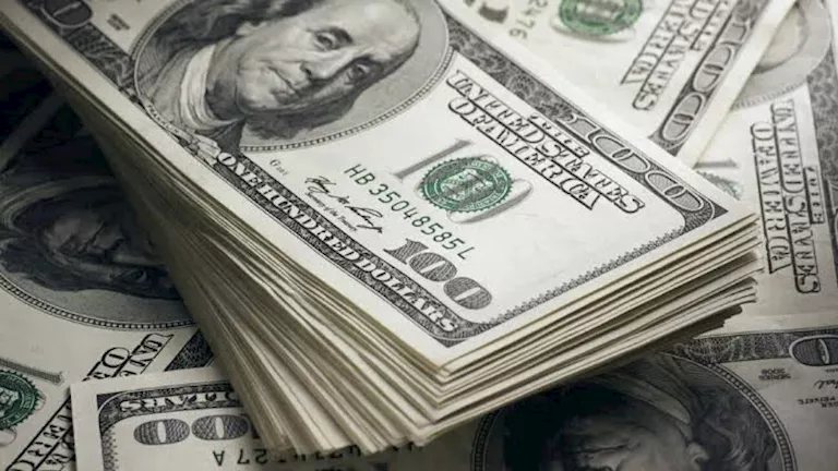 سعر الدولار يقفز إلى مستوى قياسي مقابل الجنيه مع نهاية تعاملات الخميس.. وصل إلى 55.37 جنيه