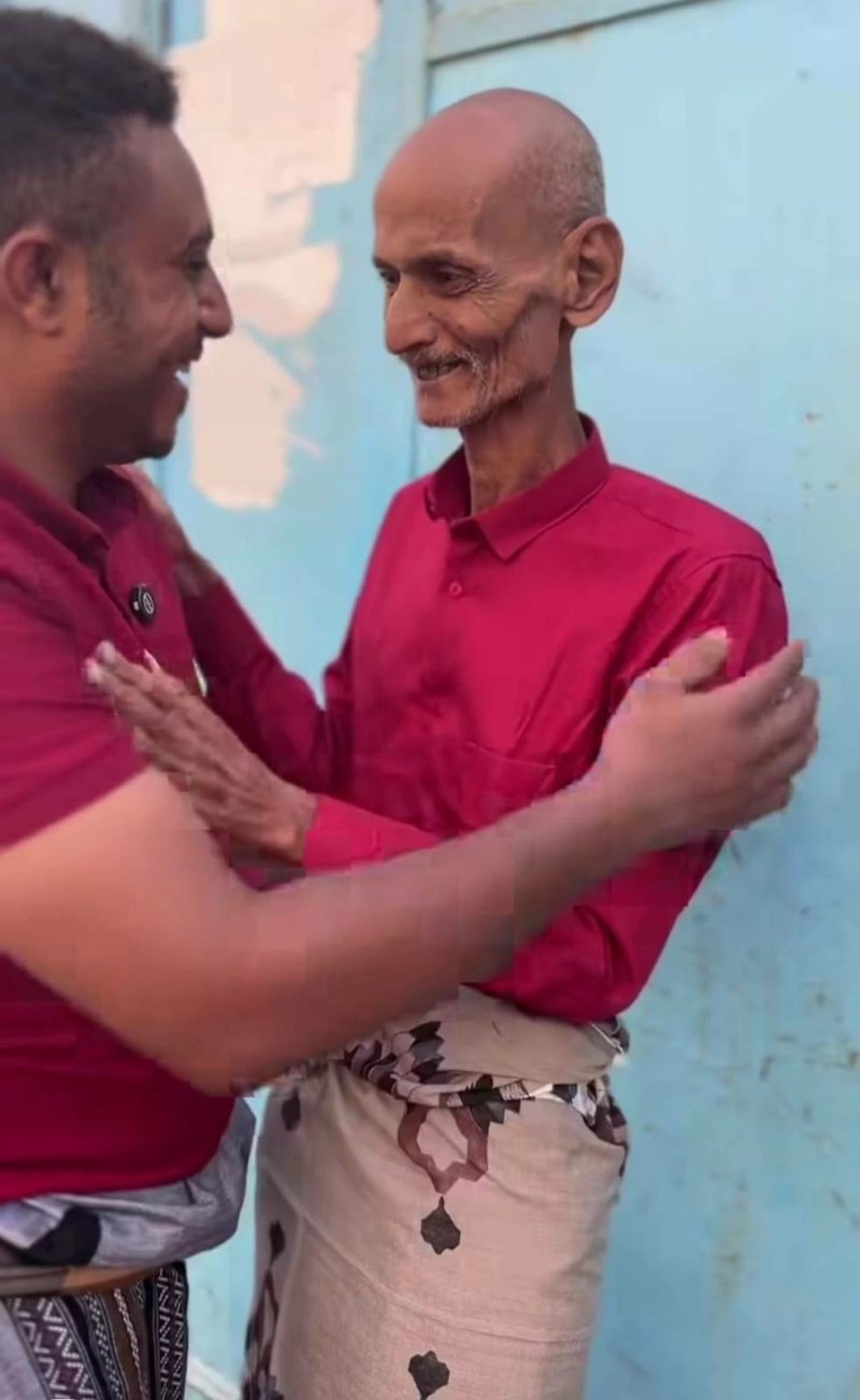 طبيب مصري «جائع ومشرد» يثير تعاطف اليمنيين.. وناشط: «سنُعيده معززًا مكرمًا» (فيديو)
