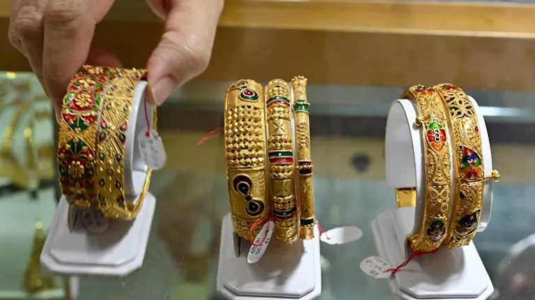 بعد ضبط مشغولات مزيفة.. خبير يحذر من شراء الذهب عبر الإنترنت