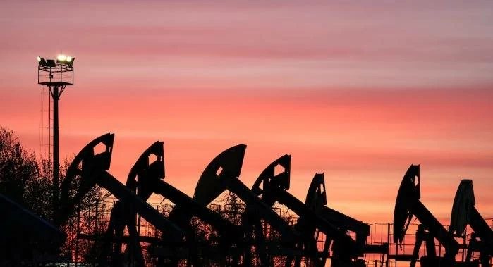 برنت يتجاوز 104 دولارات للبرميل مع تعطل إنتاج خليج المكسيك والتوتر في هرمز